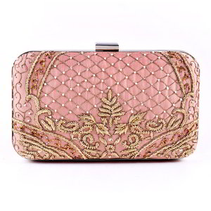 Розовая женская сумочка-футляр, украшенная вышивкой с бисером