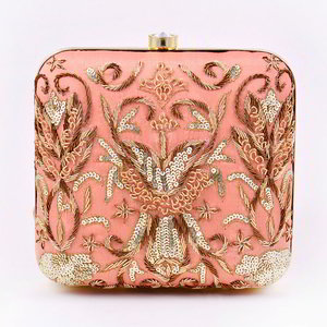 Розовая маленькая квадратная сумочка, украшенная вышивкой с пайетками