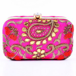 Розовая шёлковая женская сумочка-клатч, украшенная вышивкой с аппликацией