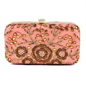 Персиковая шёлковая женская сумочка-футляр, украшенная вышивкой
