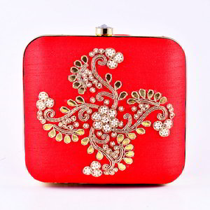 Бордовая и красная шёлковая женская сумочка-клатч, украшенная вышивкой с аппликацией