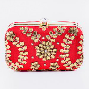 Красная шёлковая женская сумочка-футляр, украшенная вышивкой