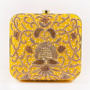 Жёлтая индийская сумочка из шёлка, украшенная вышивкой с бисером