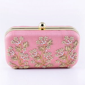 Розовая шёлковая женская сумочка-футляр, украшенная вышивкой