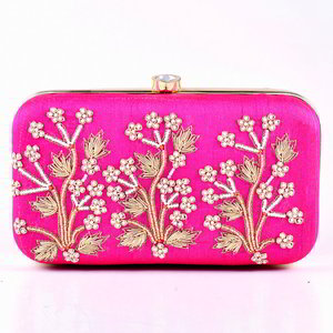 Розовая шёлковая женская маленькая сумочка (клатч), украшенная вышивкой с бисером