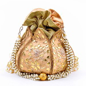 Золотая шёлковая сумочка-мешочек, украшенная вышивкой с аппликацией