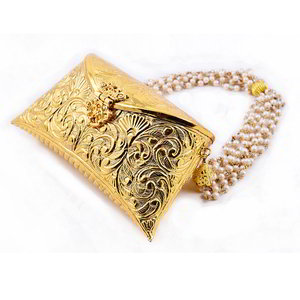 Золотая женская сумочка-клатч с бусинками