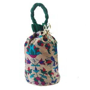 Разноцветная жаккардовая сумочка-мешочек, украшенная печатным рисунком
