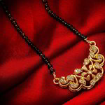 *Молочное и золотое индийское свадебное украшение (мангалсутра) со стразами