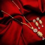 *Молочное и золотое индийское свадебное украшение (мангалсутра) со стразами