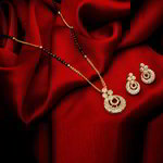 *Молочное и золотое индийское свадебное украшение (мангалсутра) со стразами