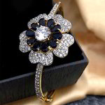 Позолоченный индийский браслет с синими и прозрачными стразами