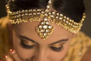 Молочное и золотое индийское украшение на голову (манг-тика) со стразами, искусственными камнями