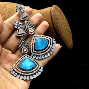 Позолоченные индийские серьги с голубыми и прозрачными стразами
