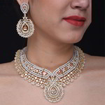 *Молочное и золотое индийское украшение на шею со стразами