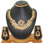 *Бордовое, золотое и красное индийское украшение на шею со стразами, искусственными камнями, бисером