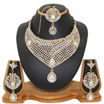 *Молочное и золотое индийское украшение на шею со стразами