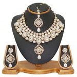 *Молочное и золотое индийское украшение на шею со стразами