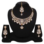 *Молочное и золотое индийское украшение на шею со стразами