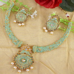 Золотое индийское украшение на шею со стразами, искусственными камнями