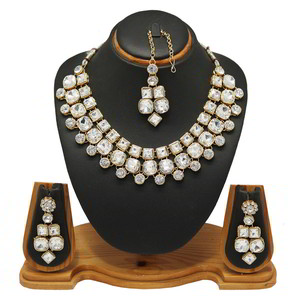 Молочное индийское украшение на шею