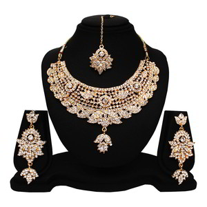 Молочное и золотое индийское украшение на шею