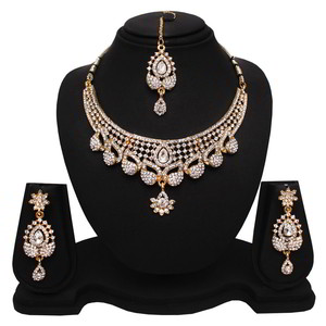 Молочное и золотое индийское украшение на шею со стразами