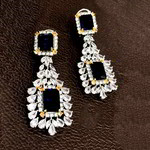 *Молочные и золотые индийские серьги со стразами