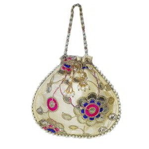 Бежевая и коричневая сумочка-мешочек из шёлка-сырца, украшенная вышивкой с аппликацией с бисером