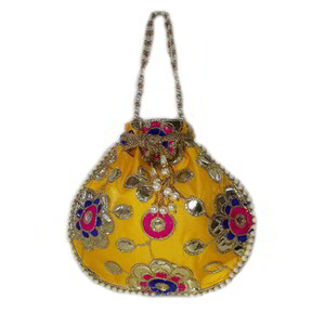 Жёлтая шёлковая сумочка-мешочек, украшенная вышивкой с аппликацией с бисером
