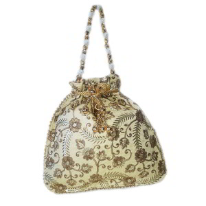 Бежевая и коричневая шёлковая сумочка-мешочек, украшенная вышивкой с пайетками