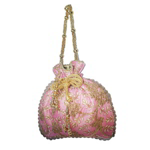 Розовая сумочка-мешочек из шёлка-сырца, украшенная вышивкой