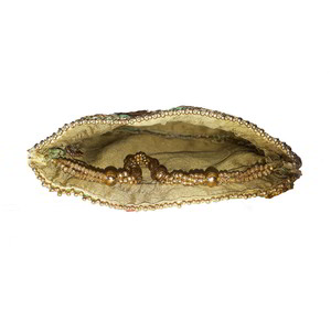 Зелёная шёлковая сумочка-мешочек, украшенная вышивкой