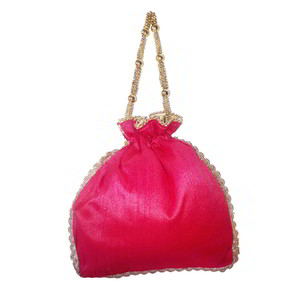 Розовая шёлковая сумочка-мешочек, украшенная вышивкой