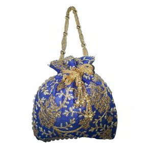 Синяя сумочка-мешочек из шёлка-сырца, украшенная вышивкой