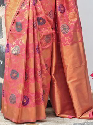 Персиковое шёлковое индийское сари, украшенное вышивкой