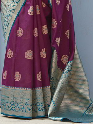 Фиолетовое индийское сари из шёлка, украшенное вышивкой