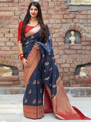 Синее шёлковое индийское сари, украшенное вышивкой