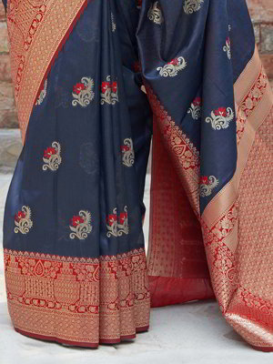 Синее шёлковое индийское сари, украшенное вышивкой