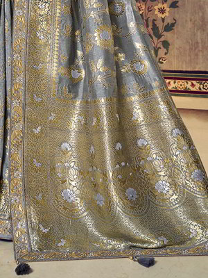 Серое элегантное индийское сари, украшенное вышивкой
