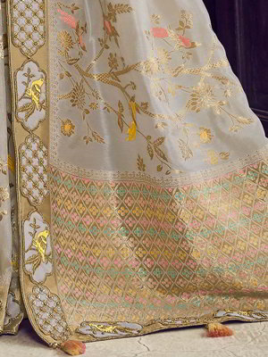 Серое индийское сари из шёлка, украшенное вышивкой