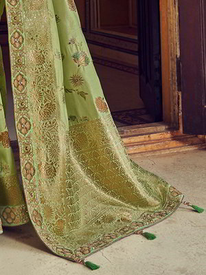 Светло-зелёное элегантное индийское сари, украшенное вышивкой