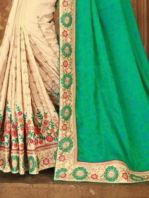 Зелёное и кремовое шёлковое индийское сари, украшенное вышивкой