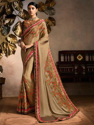Бежевое индийское сари, украшенное вышивкой