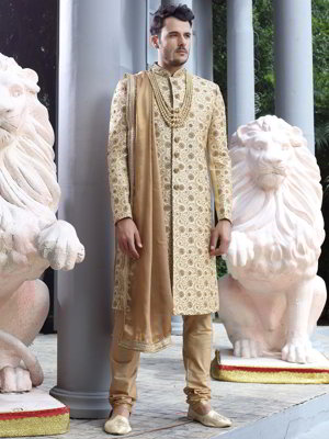 Бежевый национальный индийский свадебный мужской костюм: шервани + чуридары