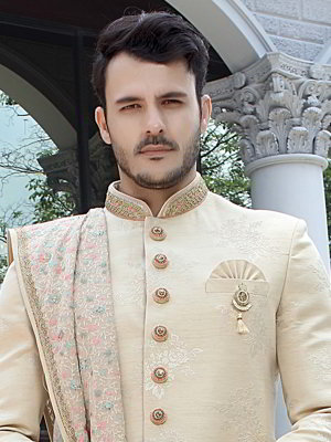 Бежевый национальный индийский свадебный мужской костюм