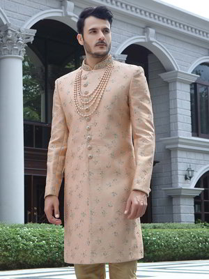 Национальный индийский свадебный мужской костюм: персиковое шервани + бежевые чуридары