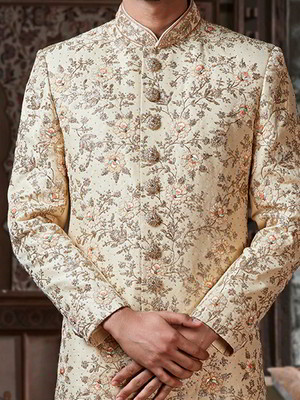Национальный индийский мужской костюм: кремовое шервани + коричневые чуридары