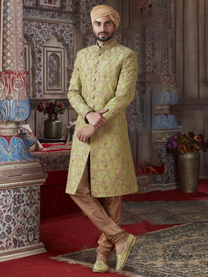 Национальный индийский мужской костюм: зелёное шервани + коричневые чуридары