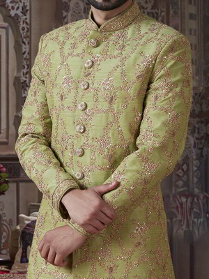 Национальный индийский мужской костюм: зелёное шервани + коричневые чуридары
